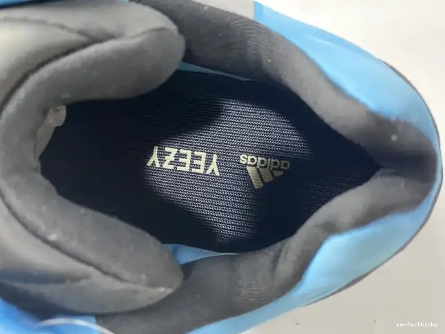 'Bright Boost Cyan' Yeezy 700 GZ3079 MNVN ADIDAS 0502